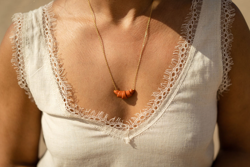 Croissant necklace terracotta (groot)